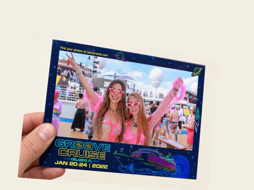 Lenticular print preview showing the changing photo effect